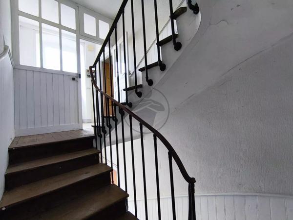 Vente                                                      Maison
                        
                     12 pièces                      215 m2                     à Baume-les-Dames
