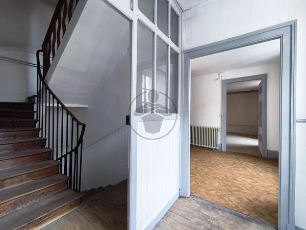 Vente                                                      Maison
                        
                     12 pièces                      215 m2                     à Baume-les-Dames