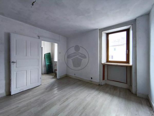 Vente                                                      Maison
                        
                     12 pièces                      215 m2                     à Baume-les-Dames