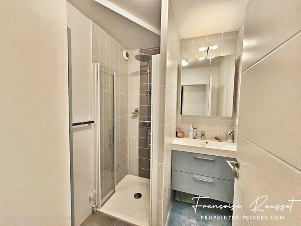 BIEN RARE : T2 avec Terrasse et vue Panoramique sur les Collines de Nîmes