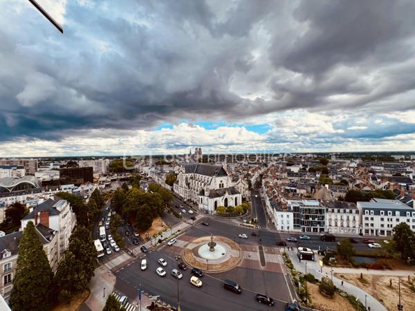 Idéalement situé 3 place Gambetta à Orléans, au sein de la résidence Le Saint-Aignan, découvrez cet appartement de 4 pièces d’environ 80 m², niché au 13ᵉ étage d’un immeuble de bon standing, sécurisé avec gardien, vidéosurveillance et accès sécurisé.
Son emplacement privilégié vous permettra de rejoindre en quelques minutes la gare d’Orléans, le tramway, la médiathèque, les écoles, les commerces de proximité ainsi que la place du Martroi.
Baigné de lumière grâce à son étage élevé, cet appartement offre une vue panoramique dégagée sur Orléans qui saura vous séduire au quotidien.
Il se compose d’une entrée desservant un agréable séjour ouvrant sur un balcon, d’un salon pouvant également être repensé selon vos besoins, ainsi que d’une cuisine aménagée et équipée récente.
L’espace nuit comprend deux chambres, une salle d’eau récente et un WC indépendant suspendu.
Les volumes de l’appartement offrent également la possibilité de créer une troisième chambre, selon votre projet de vie.
Une cave complète ce bien.
Un emplacement de stationnement au sein du parking privé de la résidence est également laissé à disposition des propriétaires, dans le cadre d’un arrangement. Cet emplacement ne constitue pas un lot privatif attaché à l’appartement.
Informations complémentaires :
* DPE : D
* Chauffage collectif
* Immeuble ravalé
* Résidence sécurisée avec gardien et vidéosurveillance
Un appartement réunissant emplacement recherché, luminosité, vue exceptionnelle et potentiel d’aménagement, à découvrir sans tarder.