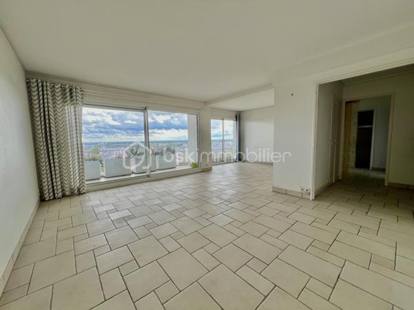 Idéalement situé 3 place Gambetta à Orléans, au sein de la résidence Le Saint-Aignan, découvrez cet appartement de 4 pièces d’environ 80 m², niché au 13ᵉ étage d’un immeuble de bon standing, sécurisé avec gardien, vidéosurveillance et accès sécurisé.
Son emplacement privilégié vous permettra de rejoindre en quelques minutes la gare d’Orléans, le tramway, la médiathèque, les écoles, les commerces de proximité ainsi que la place du Martroi.
Baigné de lumière grâce à son étage élevé, cet appartement offre une vue panoramique dégagée sur Orléans qui saura vous séduire au quotidien.
Il se compose d’une entrée desservant un agréable séjour ouvrant sur un balcon, d’un salon pouvant également être repensé selon vos besoins, ainsi que d’une cuisine aménagée et équipée récente.
L’espace nuit comprend deux chambres, une salle d’eau récente et un WC indépendant suspendu.
Les volumes de l’appartement offrent également la possibilité de créer une troisième chambre, selon votre projet de vie.
Une cave complète ce bien.
Un emplacement de stationnement au sein du parking privé de la résidence est également laissé à disposition des propriétaires, dans le cadre d’un arrangement. Cet emplacement ne constitue pas un lot privatif attaché à l’appartement.
Informations complémentaires :
* DPE : D
* Chauffage collectif
* Immeuble ravalé
* Résidence sécurisée avec gardien et vidéosurveillance
Un appartement réunissant emplacement recherché, luminosité, vue exceptionnelle et potentiel d’aménagement, à découvrir sans tarder.