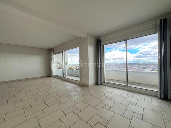 Idéalement situé 3 place Gambetta à Orléans, au sein de la résidence Le Saint-Aignan, découvrez cet appartement de 4 pièces d’environ 80 m², niché au 13ᵉ étage d’un immeuble de bon standing, sécurisé avec gardien, vidéosurveillance et accès sécurisé.
Son emplacement privilégié vous permettra de rejoindre en quelques minutes la gare d’Orléans, le tramway, la médiathèque, les écoles, les commerces de proximité ainsi que la place du Martroi.
Baigné de lumière grâce à son étage élevé, cet appartement offre une vue panoramique dégagée sur Orléans qui saura vous séduire au quotidien.
Il se compose d’une entrée desservant un agréable séjour ouvrant sur un balcon, d’un salon pouvant également être repensé selon vos besoins, ainsi que d’une cuisine aménagée et équipée récente.
L’espace nuit comprend deux chambres, une salle d’eau récente et un WC indépendant suspendu.
Les volumes de l’appartement offrent également la possibilité de créer une troisième chambre, selon votre projet de vie.
Une cave complète ce bien.
Un emplacement de stationnement au sein du parking privé de la résidence est également laissé à disposition des propriétaires, dans le cadre d’un arrangement. Cet emplacement ne constitue pas un lot privatif attaché à l’appartement.
Informations complémentaires :
* DPE : D
* Chauffage collectif
* Immeuble ravalé
* Résidence sécurisée avec gardien et vidéosurveillance
Un appartement réunissant emplacement recherché, luminosité, vue exceptionnelle et potentiel d’aménagement, à découvrir sans tarder.