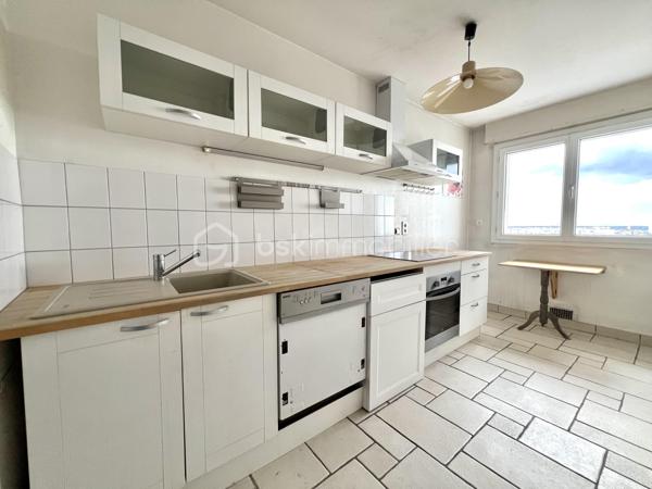 Idéalement situé 3 place Gambetta à Orléans, au sein de la résidence Le Saint-Aignan, découvrez cet appartement de 4 pièces d’environ 80 m², niché au 13ᵉ étage d’un immeuble de bon standing, sécurisé avec gardien, vidéosurveillance et accès sécurisé.
Son emplacement privilégié vous permettra de rejoindre en quelques minutes la gare d’Orléans, le tramway, la médiathèque, les écoles, les commerces de proximité ainsi que la place du Martroi.
Baigné de lumière grâce à son étage élevé, cet appartement offre une vue panoramique dégagée sur Orléans qui saura vous séduire au quotidien.
Il se compose d’une entrée desservant un agréable séjour ouvrant sur un balcon, d’un salon pouvant également être repensé selon vos besoins, ainsi que d’une cuisine aménagée et équipée récente.
L’espace nuit comprend deux chambres, une salle d’eau récente et un WC indépendant suspendu.
Les volumes de l’appartement offrent également la possibilité de créer une troisième chambre, selon votre projet de vie.
Une cave complète ce bien.
Un emplacement de stationnement au sein du parking privé de la résidence est également laissé à disposition des propriétaires, dans le cadre d’un arrangement. Cet emplacement ne constitue pas un lot privatif attaché à l’appartement.
Informations complémentaires :
* DPE : D
* Chauffage collectif
* Immeuble ravalé
* Résidence sécurisée avec gardien et vidéosurveillance
Un appartement réunissant emplacement recherché, luminosité, vue exceptionnelle et potentiel d’aménagement, à découvrir sans tarder.