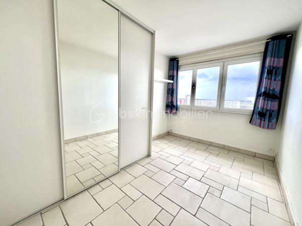 Idéalement situé 3 place Gambetta à Orléans, au sein de la résidence Le Saint-Aignan, découvrez cet appartement de 4 pièces d’environ 80 m², niché au 13ᵉ étage d’un immeuble de bon standing, sécurisé avec gardien, vidéosurveillance et accès sécurisé.
Son emplacement privilégié vous permettra de rejoindre en quelques minutes la gare d’Orléans, le tramway, la médiathèque, les écoles, les commerces de proximité ainsi que la place du Martroi.
Baigné de lumière grâce à son étage élevé, cet appartement offre une vue panoramique dégagée sur Orléans qui saura vous séduire au quotidien.
Il se compose d’une entrée desservant un agréable séjour ouvrant sur un balcon, d’un salon pouvant également être repensé selon vos besoins, ainsi que d’une cuisine aménagée et équipée récente.
L’espace nuit comprend deux chambres, une salle d’eau récente et un WC indépendant suspendu.
Les volumes de l’appartement offrent également la possibilité de créer une troisième chambre, selon votre projet de vie.
Une cave complète ce bien.
Un emplacement de stationnement au sein du parking privé de la résidence est également laissé à disposition des propriétaires, dans le cadre d’un arrangement. Cet emplacement ne constitue pas un lot privatif attaché à l’appartement.
Informations complémentaires :
* DPE : D
* Chauffage collectif
* Immeuble ravalé
* Résidence sécurisée avec gardien et vidéosurveillance
Un appartement réunissant emplacement recherché, luminosité, vue exceptionnelle et potentiel d’aménagement, à découvrir sans tarder.