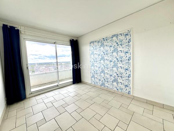 Idéalement situé 3 place Gambetta à Orléans, au sein de la résidence Le Saint-Aignan, découvrez cet appartement de 4 pièces d’environ 80 m², niché au 13ᵉ étage d’un immeuble de bon standing, sécurisé avec gardien, vidéosurveillance et accès sécurisé.
Son emplacement privilégié vous permettra de rejoindre en quelques minutes la gare d’Orléans, le tramway, la médiathèque, les écoles, les commerces de proximité ainsi que la place du Martroi.
Baigné de lumière grâce à son étage élevé, cet appartement offre une vue panoramique dégagée sur Orléans qui saura vous séduire au quotidien.
Il se compose d’une entrée desservant un agréable séjour ouvrant sur un balcon, d’un salon pouvant également être repensé selon vos besoins, ainsi que d’une cuisine aménagée et équipée récente.
L’espace nuit comprend deux chambres, une salle d’eau récente et un WC indépendant suspendu.
Les volumes de l’appartement offrent également la possibilité de créer une troisième chambre, selon votre projet de vie.
Une cave complète ce bien.
Un emplacement de stationnement au sein du parking privé de la résidence est également laissé à disposition des propriétaires, dans le cadre d’un arrangement. Cet emplacement ne constitue pas un lot privatif attaché à l’appartement.
Informations complémentaires :
* DPE : D
* Chauffage collectif
* Immeuble ravalé
* Résidence sécurisée avec gardien et vidéosurveillance
Un appartement réunissant emplacement recherché, luminosité, vue exceptionnelle et potentiel d’aménagement, à découvrir sans tarder.