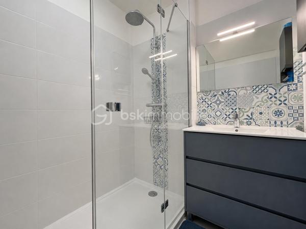 Idéalement situé 3 place Gambetta à Orléans, au sein de la résidence Le Saint-Aignan, découvrez cet appartement de 4 pièces d’environ 80 m², niché au 13ᵉ étage d’un immeuble de bon standing, sécurisé avec gardien, vidéosurveillance et accès sécurisé.
Son emplacement privilégié vous permettra de rejoindre en quelques minutes la gare d’Orléans, le tramway, la médiathèque, les écoles, les commerces de proximité ainsi que la place du Martroi.
Baigné de lumière grâce à son étage élevé, cet appartement offre une vue panoramique dégagée sur Orléans qui saura vous séduire au quotidien.
Il se compose d’une entrée desservant un agréable séjour ouvrant sur un balcon, d’un salon pouvant également être repensé selon vos besoins, ainsi que d’une cuisine aménagée et équipée récente.
L’espace nuit comprend deux chambres, une salle d’eau récente et un WC indépendant suspendu.
Les volumes de l’appartement offrent également la possibilité de créer une troisième chambre, selon votre projet de vie.
Une cave complète ce bien.
Un emplacement de stationnement au sein du parking privé de la résidence est également laissé à disposition des propriétaires, dans le cadre d’un arrangement. Cet emplacement ne constitue pas un lot privatif attaché à l’appartement.
Informations complémentaires :
* DPE : D
* Chauffage collectif
* Immeuble ravalé
* Résidence sécurisée avec gardien et vidéosurveillance
Un appartement réunissant emplacement recherché, luminosité, vue exceptionnelle et potentiel d’aménagement, à découvrir sans tarder.