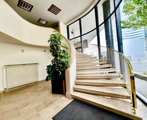 Idéalement situé 3 place Gambetta à Orléans, au sein de la résidence Le Saint-Aignan, découvrez cet appartement de 4 pièces d’environ 80 m², niché au 13ᵉ étage d’un immeuble de bon standing, sécurisé avec gardien, vidéosurveillance et accès sécurisé.
Son emplacement privilégié vous permettra de rejoindre en quelques minutes la gare d’Orléans, le tramway, la médiathèque, les écoles, les commerces de proximité ainsi que la place du Martroi.
Baigné de lumière grâce à son étage élevé, cet appartement offre une vue panoramique dégagée sur Orléans qui saura vous séduire au quotidien.
Il se compose d’une entrée desservant un agréable séjour ouvrant sur un balcon, d’un salon pouvant également être repensé selon vos besoins, ainsi que d’une cuisine aménagée et équipée récente.
L’espace nuit comprend deux chambres, une salle d’eau récente et un WC indépendant suspendu.
Les volumes de l’appartement offrent également la possibilité de créer une troisième chambre, selon votre projet de vie.
Une cave complète ce bien.
Un emplacement de stationnement au sein du parking privé de la résidence est également laissé à disposition des propriétaires, dans le cadre d’un arrangement. Cet emplacement ne constitue pas un lot privatif attaché à l’appartement.
Informations complémentaires :
* DPE : D
* Chauffage collectif
* Immeuble ravalé
* Résidence sécurisée avec gardien et vidéosurveillance
Un appartement réunissant emplacement recherché, luminosité, vue exceptionnelle et potentiel d’aménagement, à découvrir sans tarder.