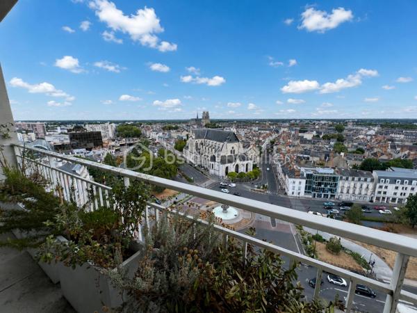 Idéalement situé 3 place Gambetta à Orléans, au sein de la résidence Le Saint-Aignan, découvrez cet appartement de 4 pièces d’environ 80 m², niché au 13ᵉ étage d’un immeuble de bon standing, sécurisé avec gardien, vidéosurveillance et accès sécurisé.
Son emplacement privilégié vous permettra de rejoindre en quelques minutes la gare d’Orléans, le tramway, la médiathèque, les écoles, les commerces de proximité ainsi que la place du Martroi.
Baigné de lumière grâce à son étage élevé, cet appartement offre une vue panoramique dégagée sur Orléans qui saura vous séduire au quotidien.
Il se compose d’une entrée desservant un agréable séjour ouvrant sur un balcon, d’un salon pouvant également être repensé selon vos besoins, ainsi que d’une cuisine aménagée et équipée récente.
L’espace nuit comprend deux chambres, une salle d’eau récente et un WC indépendant suspendu.
Les volumes de l’appartement offrent également la possibilité de créer une troisième chambre, selon votre projet de vie.
Une cave complète ce bien.
Un emplacement de stationnement au sein du parking privé de la résidence est également laissé à disposition des propriétaires, dans le cadre d’un arrangement. Cet emplacement ne constitue pas un lot privatif attaché à l’appartement.
Informations complémentaires :
* DPE : D
* Chauffage collectif
* Immeuble ravalé
* Résidence sécurisée avec gardien et vidéosurveillance
Un appartement réunissant emplacement recherché, luminosité, vue exceptionnelle et potentiel d’aménagement, à découvrir sans tarder.