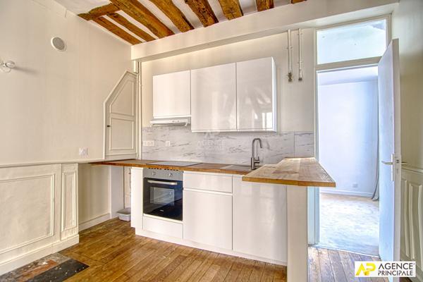Versailles Saint-Louis Appartement 2 pièces 45 m² Carrez situé au 1er étage 320 000 € **  - Référence  28316