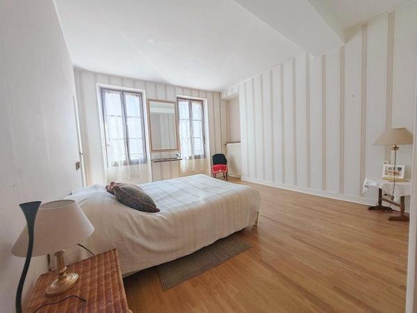 Maison bourgeoise avec dépendances et terrain
