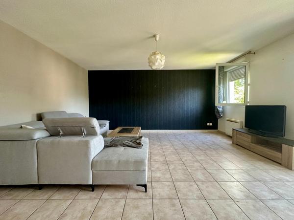Appartement avec 2 chambres, balcon et place de parking