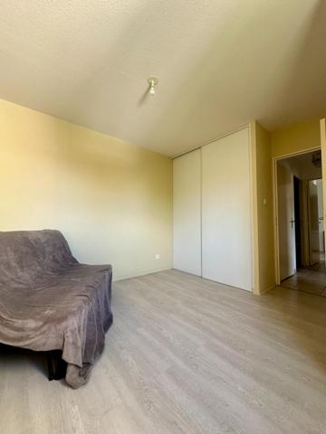 Appartement avec 2 chambres, balcon et place de parking