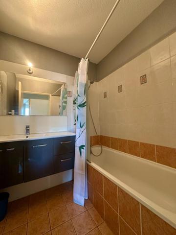 Appartement avec 2 chambres, balcon et place de parking