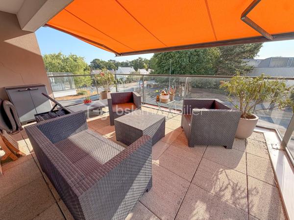 ARRADON - Nouveauté chez BSK Immobilier 

Découvrez ce superbe appartement idéalement situé au sein d'une résidence recherchée d'Arradon, à proximité des commerces, des sentiers côtiers et des plages du Golfe du Morbihan.

Situé au 2ᵉ étage, cet appartement lumineux et parfaitement entretenu vous séduira par son agencement fonctionnel et ses prestations de qualité.

Il comprend :

Une entrée avec placard.
Une agréable pièce de vie baignée de lumière avec cuisine aménagée et équipée, ouvrant sur une magnifique terrasse/balcon de 16 m² exposée Ouest, idéale pour profiter des beaux jours. Celle-ci est équipée d'un store-banne pour un confort optimal.
Un espace nuit composé de deux chambres.
Une salle de bains.
Un WC indépendant.

Un garage fermé en sous-sol complète ce bien, un véritable atout sur le secteur.

Les atouts de ce bien :
✔ Résidence recherchée et parfaitement entretenue.
✔ Terrasse de 16 m² exposée Ouest.
✔ Garage fermé en sous-sol.
✔ Appartement lumineux et fonctionnel.
✔ Aucun travaux à prévoir : vous n'avez plus qu'à poser vos valises !

Une opportunité rare sur le marché d'Arradon, idéale en résidence principale ou pied-à-terre.

À découvrir sans tarder !