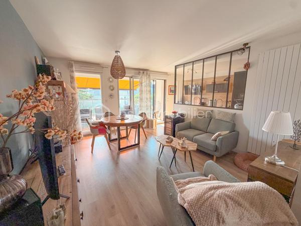 ARRADON - Nouveauté chez BSK Immobilier 

Découvrez ce superbe appartement idéalement situé au sein d'une résidence recherchée d'Arradon, à proximité des commerces, des sentiers côtiers et des plages du Golfe du Morbihan.

Situé au 2ᵉ étage, cet appartement lumineux et parfaitement entretenu vous séduira par son agencement fonctionnel et ses prestations de qualité.

Il comprend :

Une entrée avec placard.
Une agréable pièce de vie baignée de lumière avec cuisine aménagée et équipée, ouvrant sur une magnifique terrasse/balcon de 16 m² exposée Ouest, idéale pour profiter des beaux jours. Celle-ci est équipée d'un store-banne pour un confort optimal.
Un espace nuit composé de deux chambres.
Une salle de bains.
Un WC indépendant.

Un garage fermé en sous-sol complète ce bien, un véritable atout sur le secteur.

Les atouts de ce bien :
✔ Résidence recherchée et parfaitement entretenue.
✔ Terrasse de 16 m² exposée Ouest.
✔ Garage fermé en sous-sol.
✔ Appartement lumineux et fonctionnel.
✔ Aucun travaux à prévoir : vous n'avez plus qu'à poser vos valises !

Une opportunité rare sur le marché d'Arradon, idéale en résidence principale ou pied-à-terre.

À découvrir sans tarder !