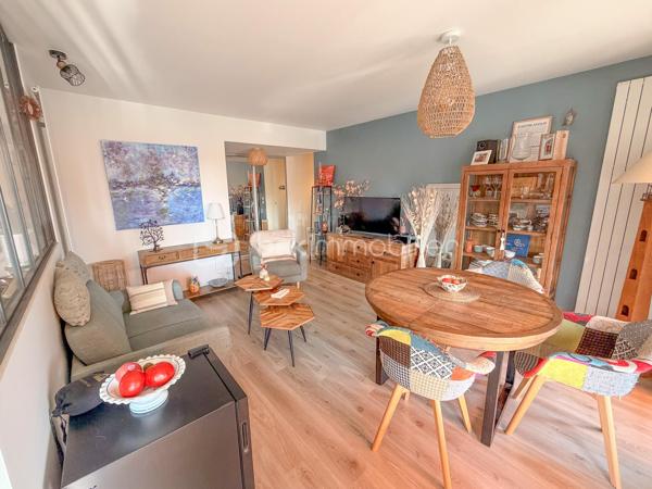 ARRADON - Nouveauté chez BSK Immobilier 

Découvrez ce superbe appartement idéalement situé au sein d'une résidence recherchée d'Arradon, à proximité des commerces, des sentiers côtiers et des plages du Golfe du Morbihan.

Situé au 2ᵉ étage, cet appartement lumineux et parfaitement entretenu vous séduira par son agencement fonctionnel et ses prestations de qualité.

Il comprend :

Une entrée avec placard.
Une agréable pièce de vie baignée de lumière avec cuisine aménagée et équipée, ouvrant sur une magnifique terrasse/balcon de 16 m² exposée Ouest, idéale pour profiter des beaux jours. Celle-ci est équipée d'un store-banne pour un confort optimal.
Un espace nuit composé de deux chambres.
Une salle de bains.
Un WC indépendant.

Un garage fermé en sous-sol complète ce bien, un véritable atout sur le secteur.

Les atouts de ce bien :
✔ Résidence recherchée et parfaitement entretenue.
✔ Terrasse de 16 m² exposée Ouest.
✔ Garage fermé en sous-sol.
✔ Appartement lumineux et fonctionnel.
✔ Aucun travaux à prévoir : vous n'avez plus qu'à poser vos valises !

Une opportunité rare sur le marché d'Arradon, idéale en résidence principale ou pied-à-terre.

À découvrir sans tarder !