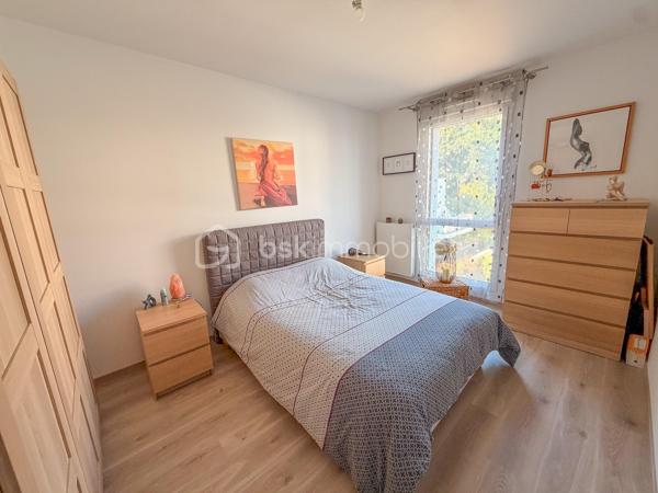 ARRADON - Nouveauté chez BSK Immobilier 

Découvrez ce superbe appartement idéalement situé au sein d'une résidence recherchée d'Arradon, à proximité des commerces, des sentiers côtiers et des plages du Golfe du Morbihan.

Situé au 2ᵉ étage, cet appartement lumineux et parfaitement entretenu vous séduira par son agencement fonctionnel et ses prestations de qualité.

Il comprend :

Une entrée avec placard.
Une agréable pièce de vie baignée de lumière avec cuisine aménagée et équipée, ouvrant sur une magnifique terrasse/balcon de 16 m² exposée Ouest, idéale pour profiter des beaux jours. Celle-ci est équipée d'un store-banne pour un confort optimal.
Un espace nuit composé de deux chambres.
Une salle de bains.
Un WC indépendant.

Un garage fermé en sous-sol complète ce bien, un véritable atout sur le secteur.

Les atouts de ce bien :
✔ Résidence recherchée et parfaitement entretenue.
✔ Terrasse de 16 m² exposée Ouest.
✔ Garage fermé en sous-sol.
✔ Appartement lumineux et fonctionnel.
✔ Aucun travaux à prévoir : vous n'avez plus qu'à poser vos valises !

Une opportunité rare sur le marché d'Arradon, idéale en résidence principale ou pied-à-terre.

À découvrir sans tarder !