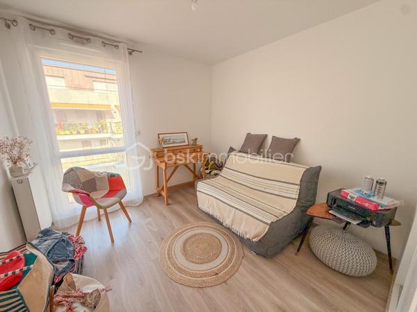 ARRADON - Nouveauté chez BSK Immobilier 

Découvrez ce superbe appartement idéalement situé au sein d'une résidence recherchée d'Arradon, à proximité des commerces, des sentiers côtiers et des plages du Golfe du Morbihan.

Situé au 2ᵉ étage, cet appartement lumineux et parfaitement entretenu vous séduira par son agencement fonctionnel et ses prestations de qualité.

Il comprend :

Une entrée avec placard.
Une agréable pièce de vie baignée de lumière avec cuisine aménagée et équipée, ouvrant sur une magnifique terrasse/balcon de 16 m² exposée Ouest, idéale pour profiter des beaux jours. Celle-ci est équipée d'un store-banne pour un confort optimal.
Un espace nuit composé de deux chambres.
Une salle de bains.
Un WC indépendant.

Un garage fermé en sous-sol complète ce bien, un véritable atout sur le secteur.

Les atouts de ce bien :
✔ Résidence recherchée et parfaitement entretenue.
✔ Terrasse de 16 m² exposée Ouest.
✔ Garage fermé en sous-sol.
✔ Appartement lumineux et fonctionnel.
✔ Aucun travaux à prévoir : vous n'avez plus qu'à poser vos valises !

Une opportunité rare sur le marché d'Arradon, idéale en résidence principale ou pied-à-terre.

À découvrir sans tarder !