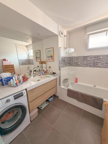 ARRADON - Nouveauté chez BSK Immobilier 

Découvrez ce superbe appartement idéalement situé au sein d'une résidence recherchée d'Arradon, à proximité des commerces, des sentiers côtiers et des plages du Golfe du Morbihan.

Situé au 2ᵉ étage, cet appartement lumineux et parfaitement entretenu vous séduira par son agencement fonctionnel et ses prestations de qualité.

Il comprend :

Une entrée avec placard.
Une agréable pièce de vie baignée de lumière avec cuisine aménagée et équipée, ouvrant sur une magnifique terrasse/balcon de 16 m² exposée Ouest, idéale pour profiter des beaux jours. Celle-ci est équipée d'un store-banne pour un confort optimal.
Un espace nuit composé de deux chambres.
Une salle de bains.
Un WC indépendant.

Un garage fermé en sous-sol complète ce bien, un véritable atout sur le secteur.

Les atouts de ce bien :
✔ Résidence recherchée et parfaitement entretenue.
✔ Terrasse de 16 m² exposée Ouest.
✔ Garage fermé en sous-sol.
✔ Appartement lumineux et fonctionnel.
✔ Aucun travaux à prévoir : vous n'avez plus qu'à poser vos valises !

Une opportunité rare sur le marché d'Arradon, idéale en résidence principale ou pied-à-terre.

À découvrir sans tarder !