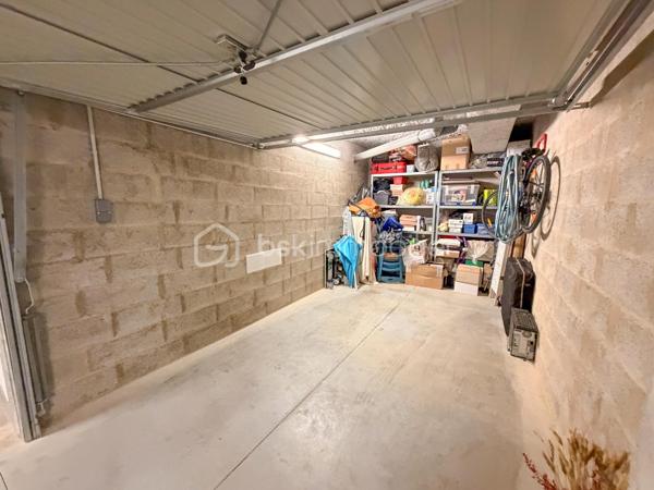 ARRADON - Nouveauté chez BSK Immobilier 

Découvrez ce superbe appartement idéalement situé au sein d'une résidence recherchée d'Arradon, à proximité des commerces, des sentiers côtiers et des plages du Golfe du Morbihan.

Situé au 2ᵉ étage, cet appartement lumineux et parfaitement entretenu vous séduira par son agencement fonctionnel et ses prestations de qualité.

Il comprend :

Une entrée avec placard.
Une agréable pièce de vie baignée de lumière avec cuisine aménagée et équipée, ouvrant sur une magnifique terrasse/balcon de 16 m² exposée Ouest, idéale pour profiter des beaux jours. Celle-ci est équipée d'un store-banne pour un confort optimal.
Un espace nuit composé de deux chambres.
Une salle de bains.
Un WC indépendant.

Un garage fermé en sous-sol complète ce bien, un véritable atout sur le secteur.

Les atouts de ce bien :
✔ Résidence recherchée et parfaitement entretenue.
✔ Terrasse de 16 m² exposée Ouest.
✔ Garage fermé en sous-sol.
✔ Appartement lumineux et fonctionnel.
✔ Aucun travaux à prévoir : vous n'avez plus qu'à poser vos valises !

Une opportunité rare sur le marché d'Arradon, idéale en résidence principale ou pied-à-terre.

À découvrir sans tarder !