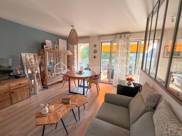 ARRADON - Nouveauté chez BSK Immobilier 

Découvrez ce superbe appartement idéalement situé au sein d'une résidence recherchée d'Arradon, à proximité des commerces, des sentiers côtiers et des plages du Golfe du Morbihan.

Situé au 2ᵉ étage, cet appartement lumineux et parfaitement entretenu vous séduira par son agencement fonctionnel et ses prestations de qualité.

Il comprend :

Une entrée avec placard.
Une agréable pièce de vie baignée de lumière avec cuisine aménagée et équipée, ouvrant sur une magnifique terrasse/balcon de 16 m² exposée Ouest, idéale pour profiter des beaux jours. Celle-ci est équipée d'un store-banne pour un confort optimal.
Un espace nuit composé de deux chambres.
Une salle de bains.
Un WC indépendant.

Un garage fermé en sous-sol complète ce bien, un véritable atout sur le secteur.

Les atouts de ce bien :
✔ Résidence recherchée et parfaitement entretenue.
✔ Terrasse de 16 m² exposée Ouest.
✔ Garage fermé en sous-sol.
✔ Appartement lumineux et fonctionnel.
✔ Aucun travaux à prévoir : vous n'avez plus qu'à poser vos valises !

Une opportunité rare sur le marché d'Arradon, idéale en résidence principale ou pied-à-terre.

À découvrir sans tarder !
