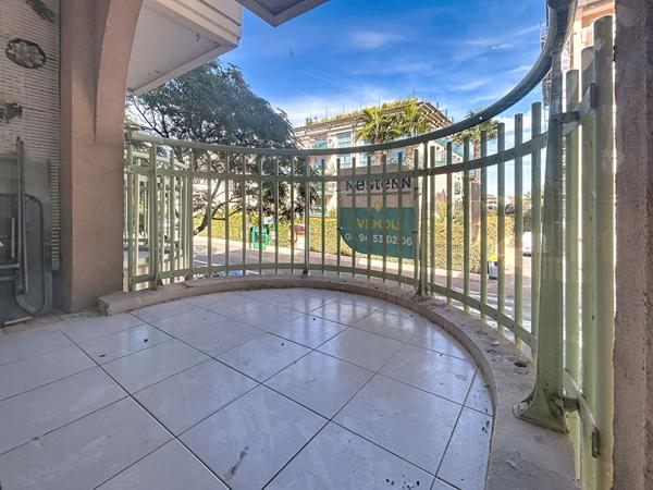 STUDIO AVEC TERRASSE PORT FREJUS