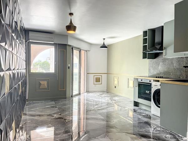 STUDIO AVEC TERRASSE PORT FREJUS