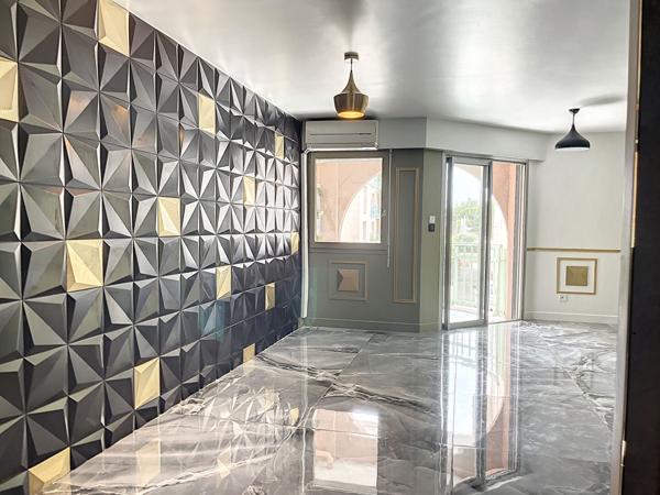 STUDIO AVEC TERRASSE PORT FREJUS