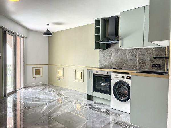 STUDIO AVEC TERRASSE PORT FREJUS