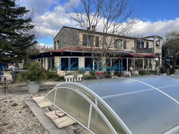 Proche St Ambroix, maison idéal accueil de type F9 sur 1300 m² de terrain avec piscine