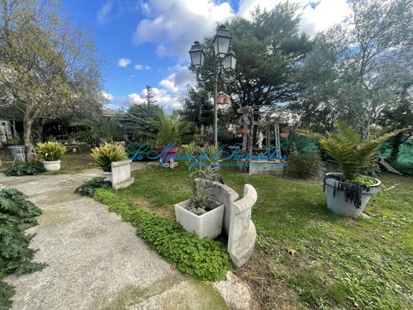 Proche St Ambroix, maison idéal accueil de type F9 sur 1300 m² de terrain avec piscine