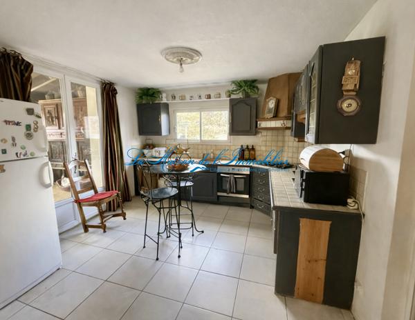 Proche St Ambroix, maison idéal accueil de type F9 sur 1300 m² de terrain avec piscine