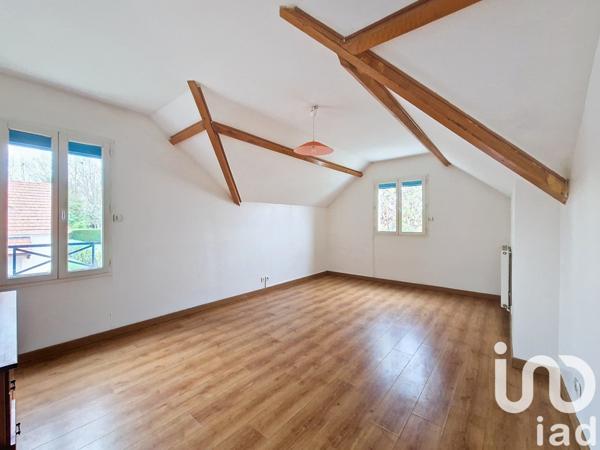 Maison 9 pièces de 224 m² à Mandres-les-Roses (94520)