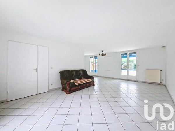 Maison 9 pièces de 224 m² à Mandres-les-Roses (94520)