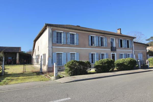 Campsas (82370) EXCLUSIVITÉ, GRANDE MAISON ANCIENNE AVEC DÉPENDANCES, AU COEUR DU VILLAGE .