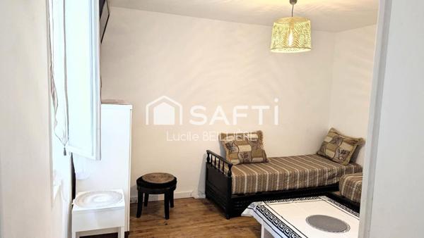 STUDIO F1 de 22m2, une cuisine séparée, une salle et WC .