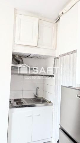 STUDIO F1 de 22m2, une cuisine séparée, une salle et WC .