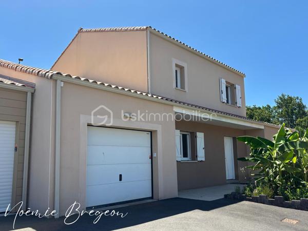 À moins de 10 minutes de La Roche-sur-Yon, sur la commune très recherchée de Mouilleron-le-Captif, découvrez cette superbe maison familiale de 186 m², idéalement située en impasse dans un environnement calme et résidentiel.

À proximité des commerces, des écoles, des transports et des espaces verts, elle offre un cadre de vie privilégié, alliant confort, volumes généreux et prestations de qualité.

Dès l'entrée, vous serez séduits par une vaste pièce de vie lumineuse de 58 m² comprenant un salon-séjour convivial et une cuisine ouverte, entièrement aménagée et équipée, véritable cœur de la maison.

Le rez-de-chaussée propose deux espaces nuit distincts. Le premier se compose de trois chambres avec placards, d'une salle de bains et d'un WC indépendant. Le second accueille une chambre parentale de 20 m² avec accès direct à la terrasse, dont salle de bains privative avec WC et dressing, garantissant confort et intimité. Une buanderie complète également ce niveau.

À l'étage, une mezzanine aménagée en bureau dessert une seconde suite parentale de 30 m² environ avec son dressing et salle de bains privative et un WC indépendant.

À l'extérieur, sur une parcelle de 795 m² entièrement close et sans vis-à-vis, vous profiterez d'un jardin soigneusement aménagé avec une pergola bioclimatique, d'un double garage ainsi que de quatre places de stationnement.

Classée DPE A et labellisée BBC Effinergie, cette maison conjugue performance énergétique et confort grâce à son chauffage par aérothermie, sa climatisation et ses panneaux photovoltaïques.

Vous recherchez une maison spacieuse à proximité immédiate de La Roche-sur-Yon tout en profitant du calme de Mouilleron-le-Captif ? Cette propriété est faite pour vous.
Pour tout renseignement complémentaire ou pour organiser une visite, n'hésitez pas à me contacter.
Au plaisir d'échanger avec vous,
Noëmie