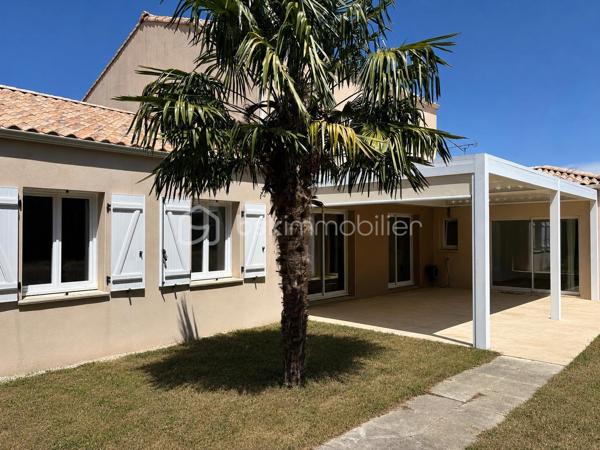 À moins de 10 minutes de La Roche-sur-Yon, sur la commune très recherchée de Mouilleron-le-Captif, découvrez cette superbe maison familiale de 186 m², idéalement située en impasse dans un environnement calme et résidentiel.

À proximité des commerces, des écoles, des transports et des espaces verts, elle offre un cadre de vie privilégié, alliant confort, volumes généreux et prestations de qualité.

Dès l'entrée, vous serez séduits par une vaste pièce de vie lumineuse de 58 m² comprenant un salon-séjour convivial et une cuisine ouverte, entièrement aménagée et équipée, véritable cœur de la maison.

Le rez-de-chaussée propose deux espaces nuit distincts. Le premier se compose de trois chambres avec placards, d'une salle de bains et d'un WC indépendant. Le second accueille une chambre parentale de 20 m² avec accès direct à la terrasse, dont salle de bains privative avec WC et dressing, garantissant confort et intimité. Une buanderie complète également ce niveau.

À l'étage, une mezzanine aménagée en bureau dessert une seconde suite parentale de 30 m² environ avec son dressing et salle de bains privative et un WC indépendant.

À l'extérieur, sur une parcelle de 795 m² entièrement close et sans vis-à-vis, vous profiterez d'un jardin soigneusement aménagé avec une pergola bioclimatique, d'un double garage ainsi que de quatre places de stationnement.

Classée DPE A et labellisée BBC Effinergie, cette maison conjugue performance énergétique et confort grâce à son chauffage par aérothermie, sa climatisation et ses panneaux photovoltaïques.

Vous recherchez une maison spacieuse à proximité immédiate de La Roche-sur-Yon tout en profitant du calme de Mouilleron-le-Captif ? Cette propriété est faite pour vous.
Pour tout renseignement complémentaire ou pour organiser une visite, n'hésitez pas à me contacter.
Au plaisir d'échanger avec vous,
Noëmie