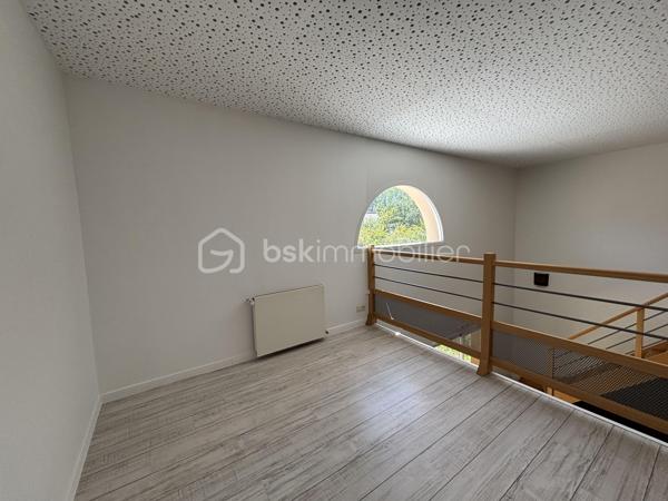À moins de 10 minutes de La Roche-sur-Yon, sur la commune très recherchée de Mouilleron-le-Captif, découvrez cette superbe maison familiale de 186 m², idéalement située en impasse dans un environnement calme et résidentiel.

À proximité des commerces, des écoles, des transports et des espaces verts, elle offre un cadre de vie privilégié, alliant confort, volumes généreux et prestations de qualité.

Dès l'entrée, vous serez séduits par une vaste pièce de vie lumineuse de 58 m² comprenant un salon-séjour convivial et une cuisine ouverte, entièrement aménagée et équipée, véritable cœur de la maison.

Le rez-de-chaussée propose deux espaces nuit distincts. Le premier se compose de trois chambres avec placards, d'une salle de bains et d'un WC indépendant. Le second accueille une chambre parentale de 20 m² avec accès direct à la terrasse, dont salle de bains privative avec WC et dressing, garantissant confort et intimité. Une buanderie complète également ce niveau.

À l'étage, une mezzanine aménagée en bureau dessert une seconde suite parentale de 30 m² environ avec son dressing et salle de bains privative et un WC indépendant.

À l'extérieur, sur une parcelle de 795 m² entièrement close et sans vis-à-vis, vous profiterez d'un jardin soigneusement aménagé avec une pergola bioclimatique, d'un double garage ainsi que de quatre places de stationnement.

Classée DPE A et labellisée BBC Effinergie, cette maison conjugue performance énergétique et confort grâce à son chauffage par aérothermie, sa climatisation et ses panneaux photovoltaïques.

Vous recherchez une maison spacieuse à proximité immédiate de La Roche-sur-Yon tout en profitant du calme de Mouilleron-le-Captif ? Cette propriété est faite pour vous.
Pour tout renseignement complémentaire ou pour organiser une visite, n'hésitez pas à me contacter.
Au plaisir d'échanger avec vous,
Noëmie
