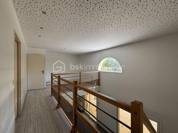À moins de 10 minutes de La Roche-sur-Yon, sur la commune très recherchée de Mouilleron-le-Captif, découvrez cette superbe maison familiale de 186 m², idéalement située en impasse dans un environnement calme et résidentiel.

À proximité des commerces, des écoles, des transports et des espaces verts, elle offre un cadre de vie privilégié, alliant confort, volumes généreux et prestations de qualité.

Dès l'entrée, vous serez séduits par une vaste pièce de vie lumineuse de 58 m² comprenant un salon-séjour convivial et une cuisine ouverte, entièrement aménagée et équipée, véritable cœur de la maison.

Le rez-de-chaussée propose deux espaces nuit distincts. Le premier se compose de trois chambres avec placards, d'une salle de bains et d'un WC indépendant. Le second accueille une chambre parentale de 20 m² avec accès direct à la terrasse, dont salle de bains privative avec WC et dressing, garantissant confort et intimité. Une buanderie complète également ce niveau.

À l'étage, une mezzanine aménagée en bureau dessert une seconde suite parentale de 30 m² environ avec son dressing et salle de bains privative et un WC indépendant.

À l'extérieur, sur une parcelle de 795 m² entièrement close et sans vis-à-vis, vous profiterez d'un jardin soigneusement aménagé avec une pergola bioclimatique, d'un double garage ainsi que de quatre places de stationnement.

Classée DPE A et labellisée BBC Effinergie, cette maison conjugue performance énergétique et confort grâce à son chauffage par aérothermie, sa climatisation et ses panneaux photovoltaïques.

Vous recherchez une maison spacieuse à proximité immédiate de La Roche-sur-Yon tout en profitant du calme de Mouilleron-le-Captif ? Cette propriété est faite pour vous.
Pour tout renseignement complémentaire ou pour organiser une visite, n'hésitez pas à me contacter.
Au plaisir d'échanger avec vous,
Noëmie