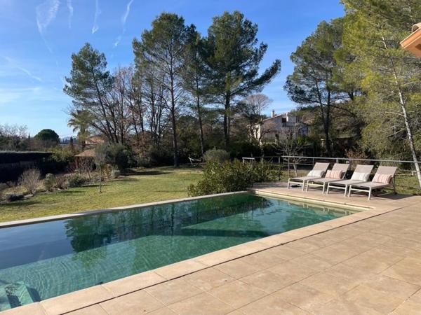 Magnifique villa de 191 m2 à COTIGNAC (83), terrain arboré de 4000m2, 4 chambres en suite, piscine