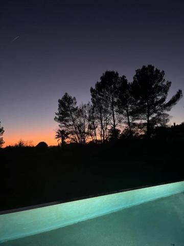 Magnifique villa de 191 m2 à COTIGNAC (83), terrain arboré de 4000m2, 4 chambres en suite, piscine