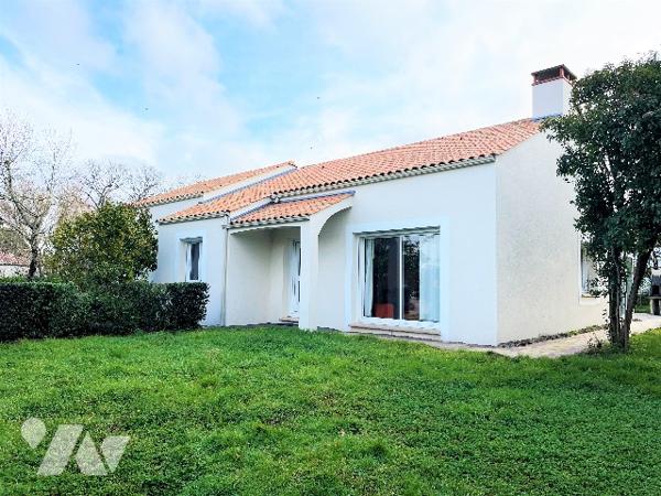 Notre service négociation vous propose un bien idéalement situé à proximité du bourg du Clion S/ Mer