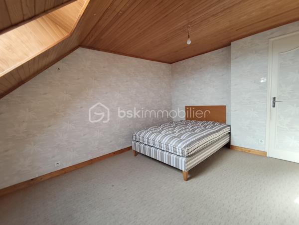 Venez découvrir cette belle maison individuelle de 108 m² habitables (249 m2 au sol), sur une parcelle d’environ 600 m².

Elle se compose comme suit:
- Au RDC: grand garage de 65 m2, buanderie, cave. Environ 90 m² exploitables offrant un fort potentiel d’aménagement.

- Au 1er étage: entrée, cuisine, salon, séjour, SDB, WC séparés, 2 chambres.

- Au 2ème: 2 chambres, SDB avec WC, 2 greniers.

Caractéristiques:
- Dalles béton au 1er et 2ème étage.
- Menuiseries bois double-vitrage.
- Volets roulants en partie motorisés.
- Cheminée avec insert.
- Ardoises naturelles.
- Chaudière fioul de 2022.
- Stationnement privatif.

Atouts:
- Très bon emplacement.
- Structure saine.
- Beau potentiel d’évolution: création de surface habitable supplémentaire ou logement indépendant.

PLANS DÉTAILLÉS ET PROJECTIONS SUR DEMANDE.


Pourquoi choisir Laillé ?
Commune dynamique de Rennes Métropole, à seulement 15 minutes de Rennes.
Nichée dans un cadre naturel préservé, entre vallées et forêts, Laillé séduit par sa qualité de vie exceptionnelle, tout en étant parfaitement connectée à la métropole rennaise.
Transports : arrêt de bus à proximité, accès rapide à la N137, halte ferroviaire TER.
Commerces, marché, supermarché, services de santé, restaurants.
Écoles maternelle, primaire et collège.
Nombreuses activités sportives, associatives et culturelles.