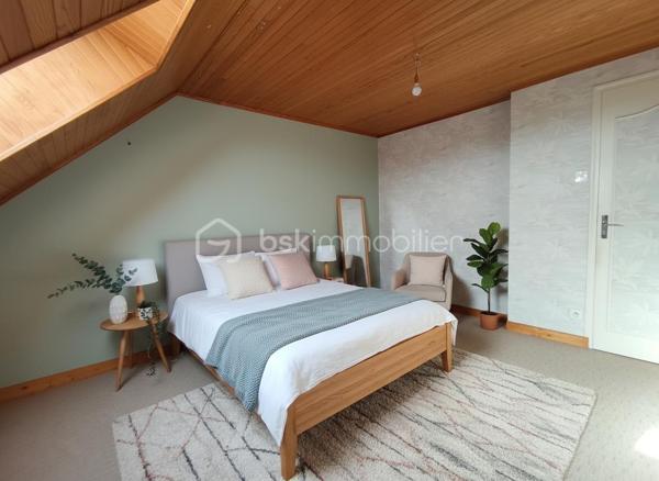 Venez découvrir cette belle maison individuelle de 108 m² habitables (249 m2 au sol), sur une parcelle d’environ 600 m².

Elle se compose comme suit:
- Au RDC: grand garage de 65 m2, buanderie, cave. Environ 90 m² exploitables offrant un fort potentiel d’aménagement.

- Au 1er étage: entrée, cuisine, salon, séjour, SDB, WC séparés, 2 chambres.

- Au 2ème: 2 chambres, SDB avec WC, 2 greniers.

Caractéristiques:
- Dalles béton au 1er et 2ème étage.
- Menuiseries bois double-vitrage.
- Volets roulants en partie motorisés.
- Cheminée avec insert.
- Ardoises naturelles.
- Chaudière fioul de 2022.
- Stationnement privatif.

Atouts:
- Très bon emplacement.
- Structure saine.
- Beau potentiel d’évolution: création de surface habitable supplémentaire ou logement indépendant.

PLANS DÉTAILLÉS ET PROJECTIONS SUR DEMANDE.


Pourquoi choisir Laillé ?
Commune dynamique de Rennes Métropole, à seulement 15 minutes de Rennes.
Nichée dans un cadre naturel préservé, entre vallées et forêts, Laillé séduit par sa qualité de vie exceptionnelle, tout en étant parfaitement connectée à la métropole rennaise.
Transports : arrêt de bus à proximité, accès rapide à la N137, halte ferroviaire TER.
Commerces, marché, supermarché, services de santé, restaurants.
Écoles maternelle, primaire et collège.
Nombreuses activités sportives, associatives et culturelles.