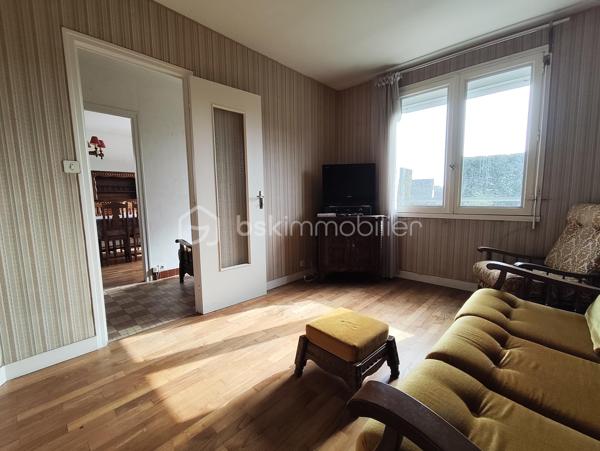 Venez découvrir cette belle maison individuelle de 108 m² habitables (249 m2 au sol), sur une parcelle d’environ 600 m².

Elle se compose comme suit:
- Au RDC: grand garage de 65 m2, buanderie, cave. Environ 90 m² exploitables offrant un fort potentiel d’aménagement.

- Au 1er étage: entrée, cuisine, salon, séjour, SDB, WC séparés, 2 chambres.

- Au 2ème: 2 chambres, SDB avec WC, 2 greniers.

Caractéristiques:
- Dalles béton au 1er et 2ème étage.
- Menuiseries bois double-vitrage.
- Volets roulants en partie motorisés.
- Cheminée avec insert.
- Ardoises naturelles.
- Chaudière fioul de 2022.
- Stationnement privatif.

Atouts:
- Très bon emplacement.
- Structure saine.
- Beau potentiel d’évolution: création de surface habitable supplémentaire ou logement indépendant.

PLANS DÉTAILLÉS ET PROJECTIONS SUR DEMANDE.


Pourquoi choisir Laillé ?
Commune dynamique de Rennes Métropole, à seulement 15 minutes de Rennes.
Nichée dans un cadre naturel préservé, entre vallées et forêts, Laillé séduit par sa qualité de vie exceptionnelle, tout en étant parfaitement connectée à la métropole rennaise.
Transports : arrêt de bus à proximité, accès rapide à la N137, halte ferroviaire TER.
Commerces, marché, supermarché, services de santé, restaurants.
Écoles maternelle, primaire et collège.
Nombreuses activités sportives, associatives et culturelles.