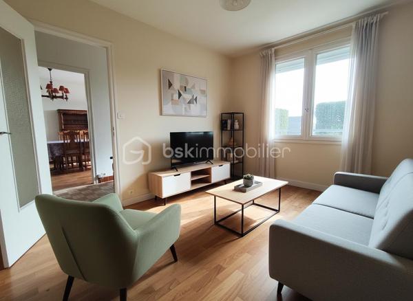 Venez découvrir cette belle maison individuelle de 108 m² habitables (249 m2 au sol), sur une parcelle d’environ 600 m².

Elle se compose comme suit:
- Au RDC: grand garage de 65 m2, buanderie, cave. Environ 90 m² exploitables offrant un fort potentiel d’aménagement.

- Au 1er étage: entrée, cuisine, salon, séjour, SDB, WC séparés, 2 chambres.

- Au 2ème: 2 chambres, SDB avec WC, 2 greniers.

Caractéristiques:
- Dalles béton au 1er et 2ème étage.
- Menuiseries bois double-vitrage.
- Volets roulants en partie motorisés.
- Cheminée avec insert.
- Ardoises naturelles.
- Chaudière fioul de 2022.
- Stationnement privatif.

Atouts:
- Très bon emplacement.
- Structure saine.
- Beau potentiel d’évolution: création de surface habitable supplémentaire ou logement indépendant.

PLANS DÉTAILLÉS ET PROJECTIONS SUR DEMANDE.


Pourquoi choisir Laillé ?
Commune dynamique de Rennes Métropole, à seulement 15 minutes de Rennes.
Nichée dans un cadre naturel préservé, entre vallées et forêts, Laillé séduit par sa qualité de vie exceptionnelle, tout en étant parfaitement connectée à la métropole rennaise.
Transports : arrêt de bus à proximité, accès rapide à la N137, halte ferroviaire TER.
Commerces, marché, supermarché, services de santé, restaurants.
Écoles maternelle, primaire et collège.
Nombreuses activités sportives, associatives et culturelles.