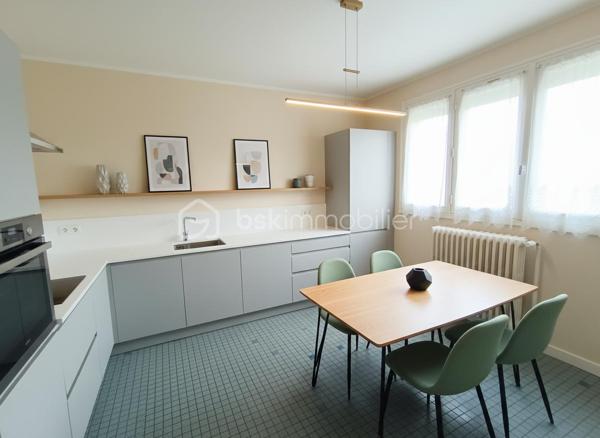 Venez découvrir cette belle maison individuelle de 108 m² habitables (249 m2 au sol), sur une parcelle d’environ 600 m².

Elle se compose comme suit:
- Au RDC: grand garage de 65 m2, buanderie, cave. Environ 90 m² exploitables offrant un fort potentiel d’aménagement.

- Au 1er étage: entrée, cuisine, salon, séjour, SDB, WC séparés, 2 chambres.

- Au 2ème: 2 chambres, SDB avec WC, 2 greniers.

Caractéristiques:
- Dalles béton au 1er et 2ème étage.
- Menuiseries bois double-vitrage.
- Volets roulants en partie motorisés.
- Cheminée avec insert.
- Ardoises naturelles.
- Chaudière fioul de 2022.
- Stationnement privatif.

Atouts:
- Très bon emplacement.
- Structure saine.
- Beau potentiel d’évolution: création de surface habitable supplémentaire ou logement indépendant.

PLANS DÉTAILLÉS ET PROJECTIONS SUR DEMANDE.


Pourquoi choisir Laillé ?
Commune dynamique de Rennes Métropole, à seulement 15 minutes de Rennes.
Nichée dans un cadre naturel préservé, entre vallées et forêts, Laillé séduit par sa qualité de vie exceptionnelle, tout en étant parfaitement connectée à la métropole rennaise.
Transports : arrêt de bus à proximité, accès rapide à la N137, halte ferroviaire TER.
Commerces, marché, supermarché, services de santé, restaurants.
Écoles maternelle, primaire et collège.
Nombreuses activités sportives, associatives et culturelles.